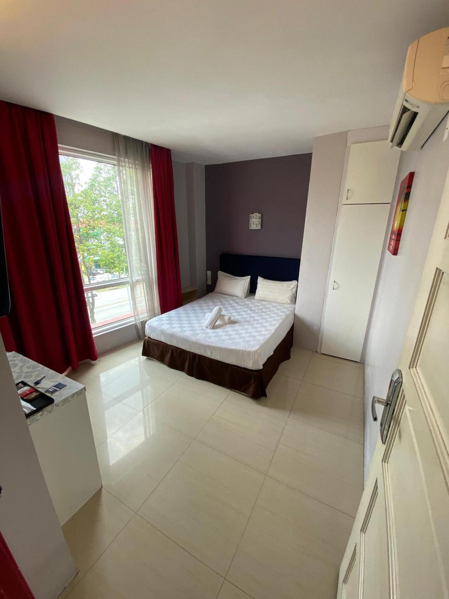 Pillows Plus Kota Damansara Exterior foto